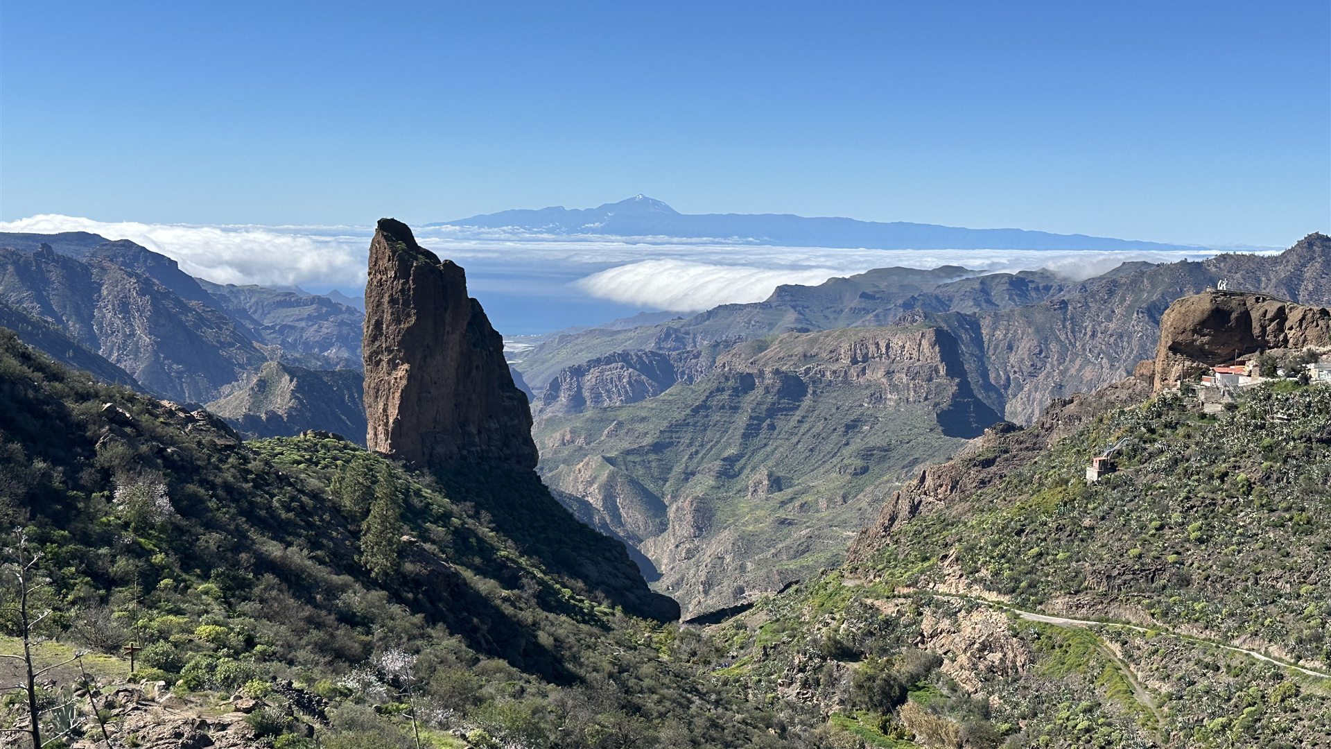 Cumbres de Gran Canaria sobre un mar de nubes